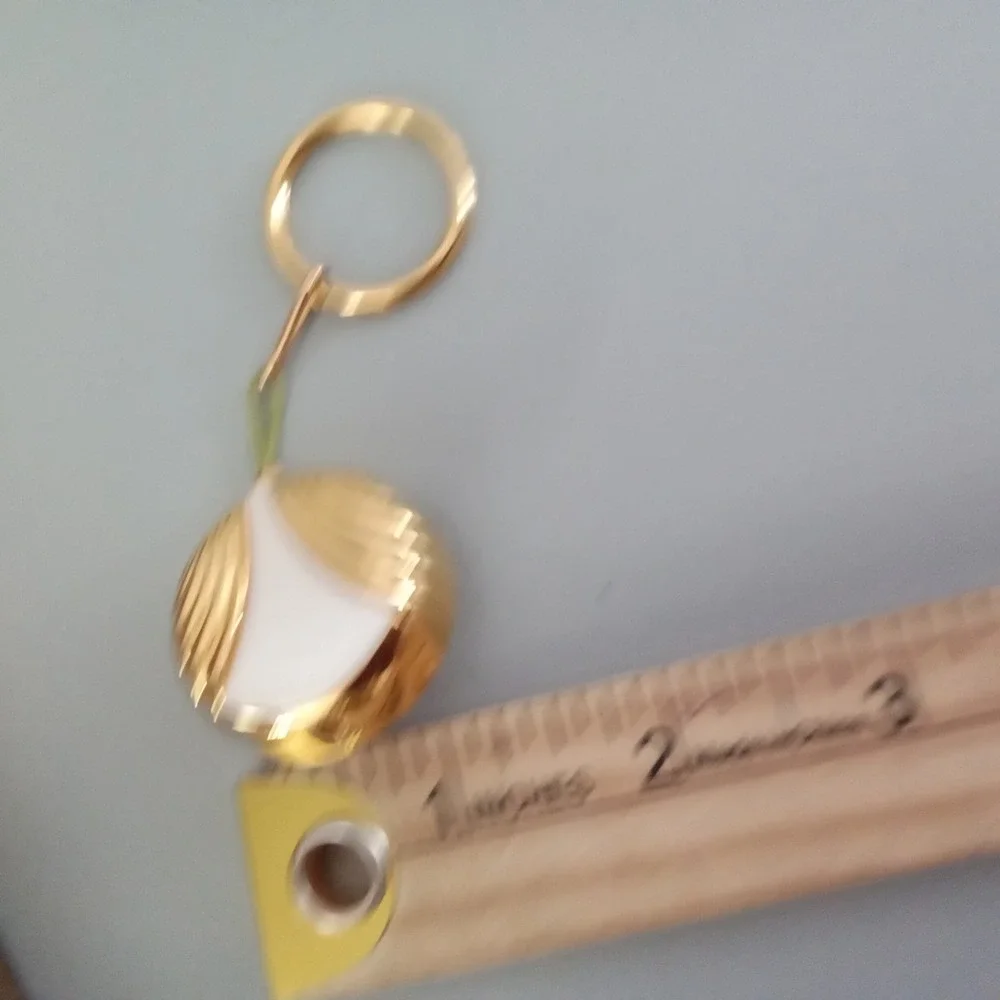 Vintage Avon Pearlesque Key Clip Gold Tone Scalloped Shell White Fob Keychain